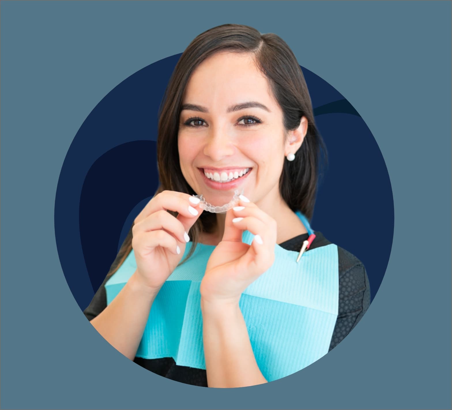 femme souriante avec appareil Invisalign chez le dentiste