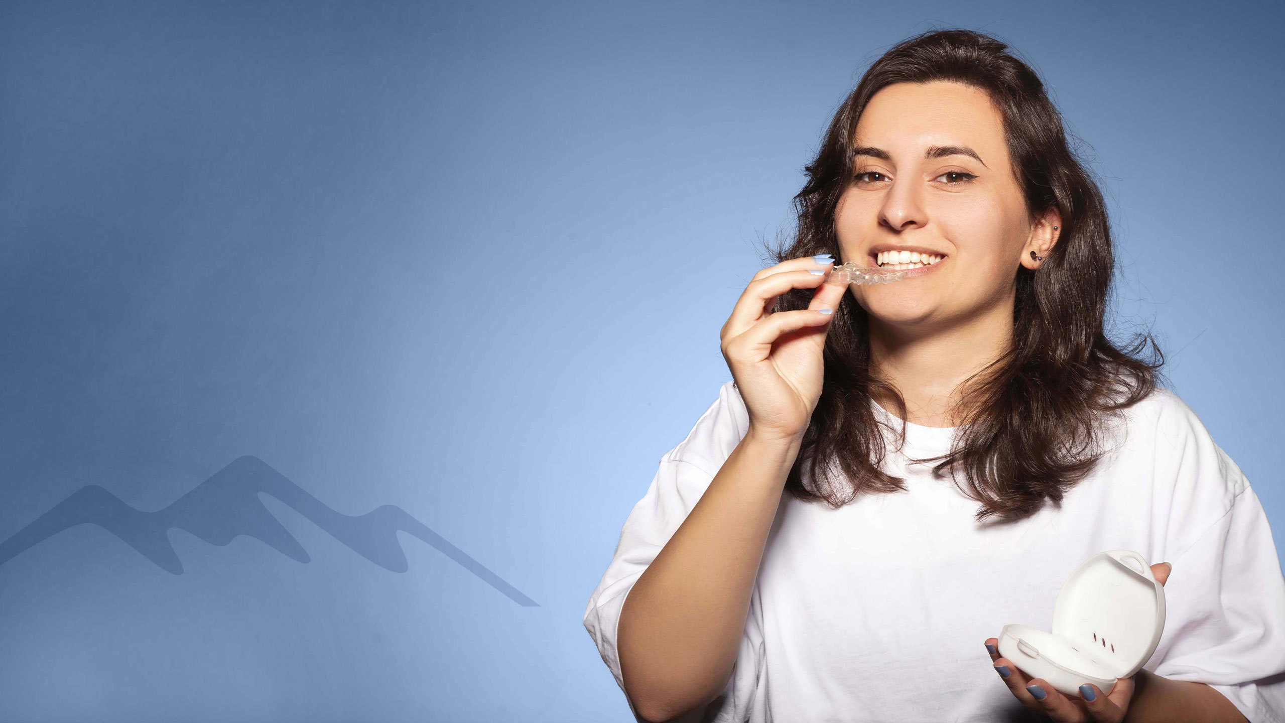 Jeune femme avec appareil Invisalign
